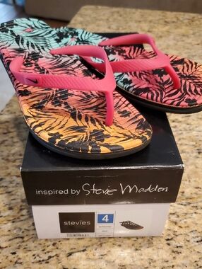 Girls Youth Sz 4 New Stevies Black Sandals & Nike Tropical Flip Flops Lot